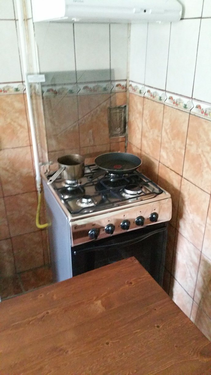 Bucataria casei cu aragaz, plita si faianta pe perete