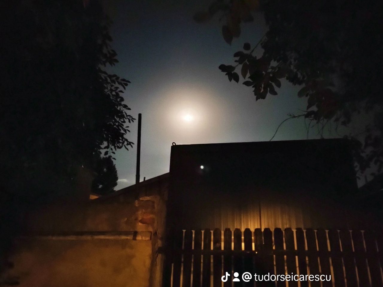 Casa de pe strada Bicaz 8 vazuta noaptea, cu gardul si acoperisul