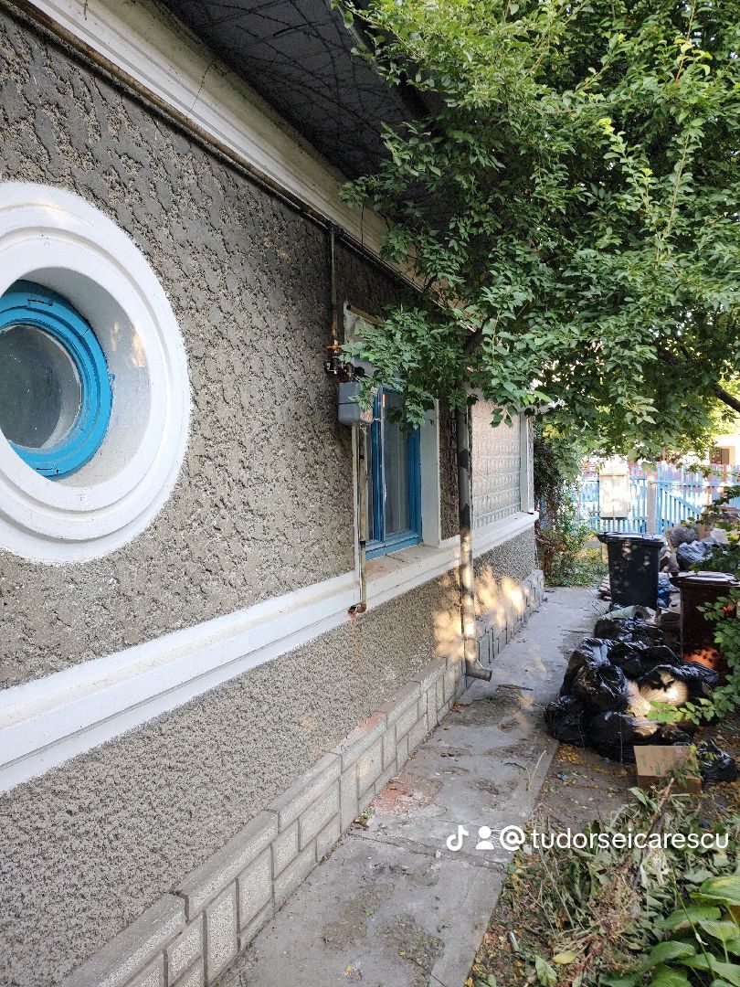Fatada casei de pe strada Bicaz 8 Buzau, cu fereastra rotunda si tencuiala