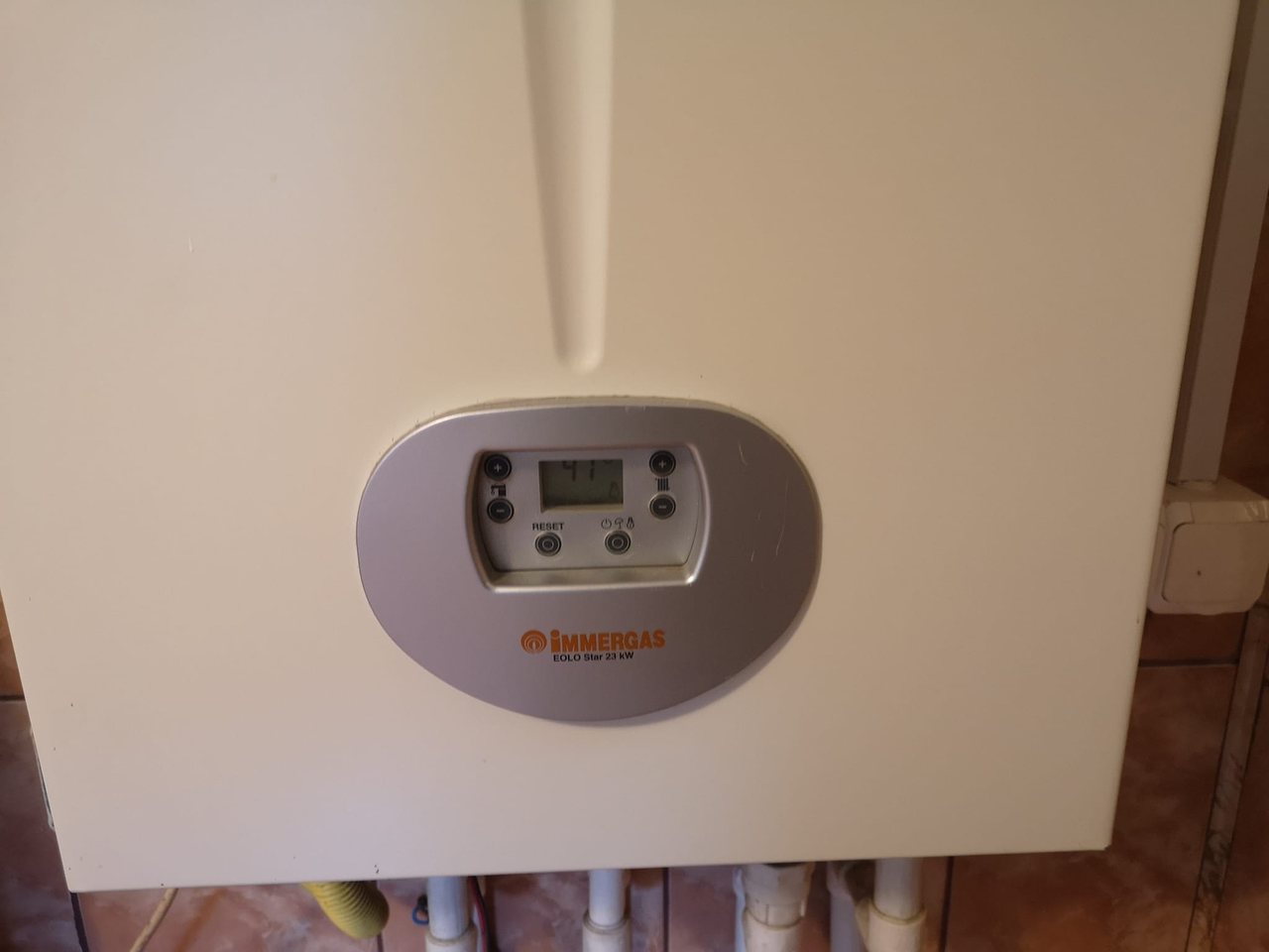 Centrala pe gaz montata pe perete in casa de pe strada Bicaz 8, Buzau